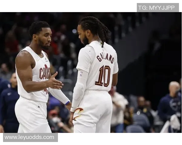 内外结合！米切尔与小莫布里上半场各自贡献12分5篮板2助攻表现出色